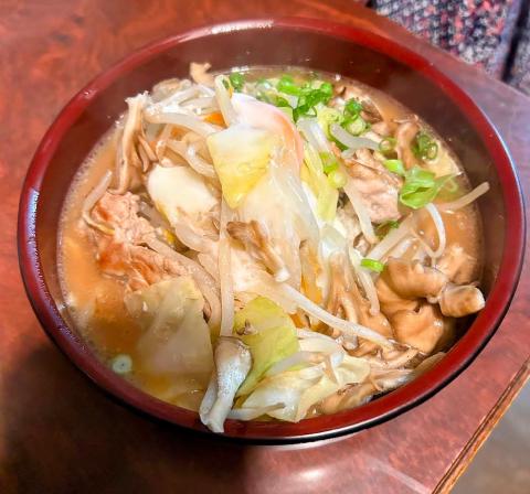 スーパーで購入した二郎系ラーメンの材料一式(麺・スープ・野菜)